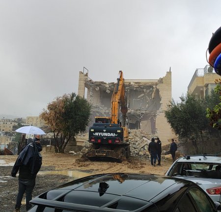 الاحتلال يهدم طابقا من منزل ومنشأة تجارية في رأس كركر شمال غرب رام الله